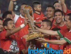 Pemain persija bambang pamungkas terima trofi piala presiden dari jokowi